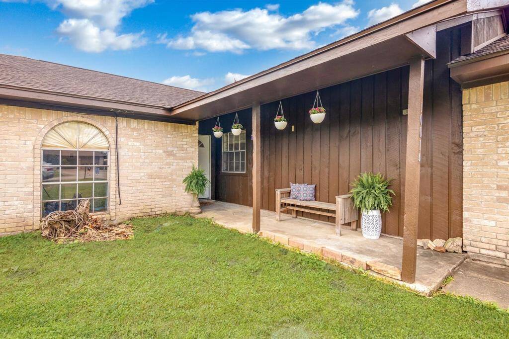 Who doesn't love a cute porch!