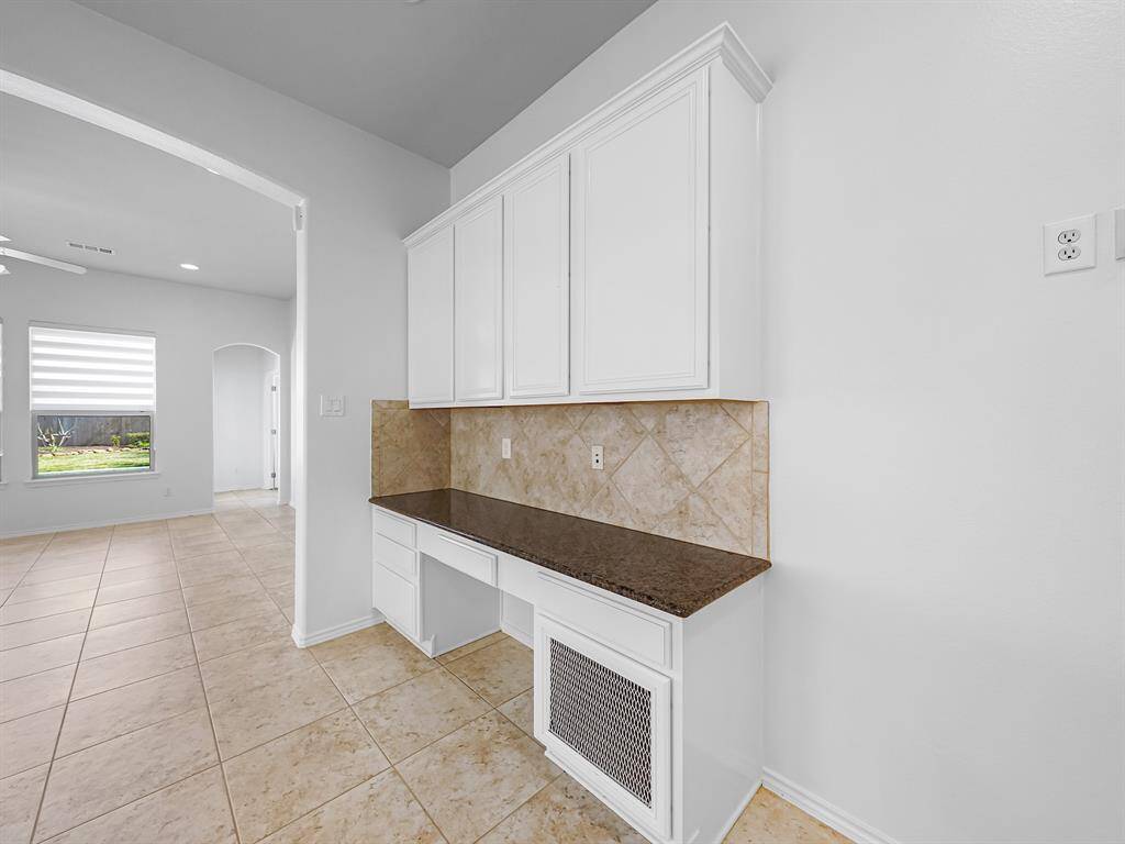 What truly sets this space apart is the thoughtfully integrated workspace, making it ideal for everything from quick emails to more focused projects.