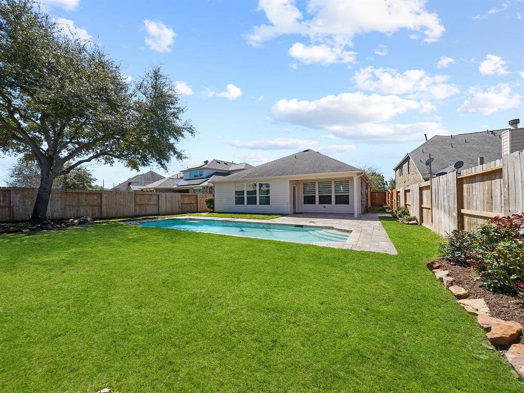 The ample green space provides plenty of room for other outdoor activities, a garden or a play set!