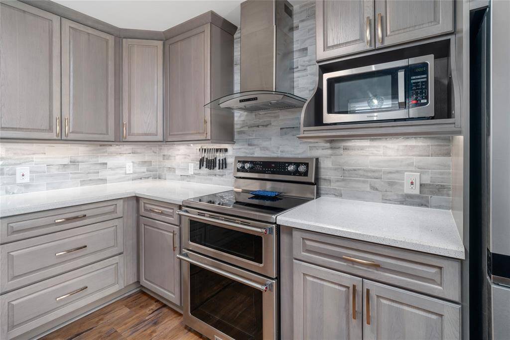 Stainless steel appliances and microwave shelf, beautiful hood vent, double ovens.