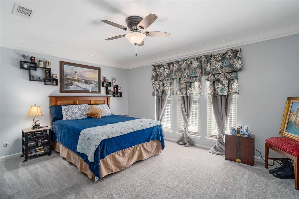 Large 2nd bedroom.
