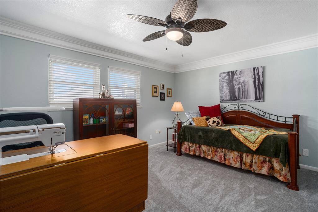Large bedroom/sewing room.