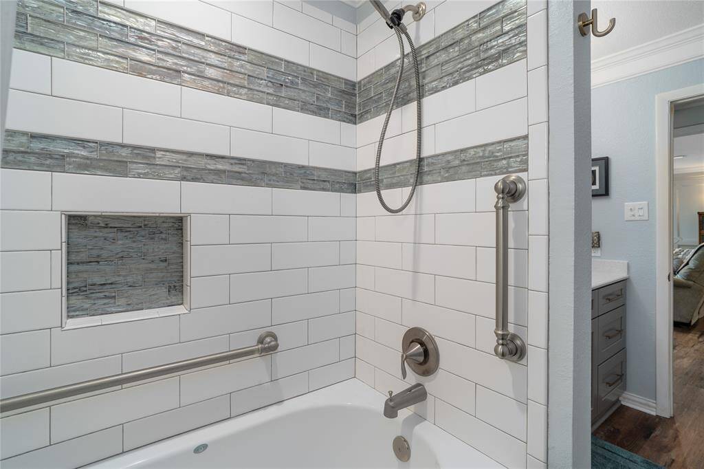 2n upstairs bathroom, tub and shower.