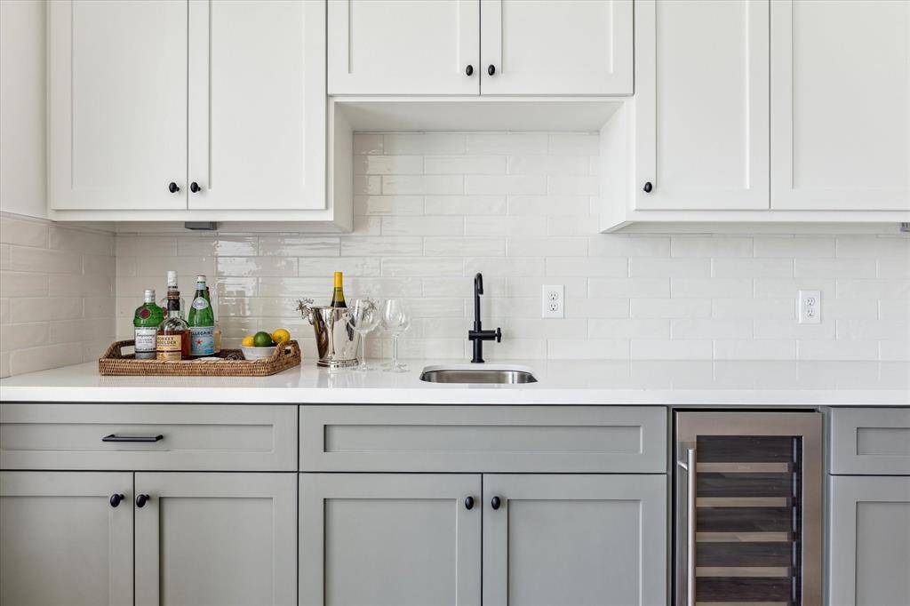 Quartz countertops. Storage under the island