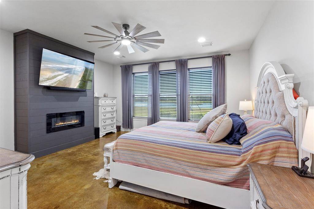 Lay in bed and enjoy the lakeside views!