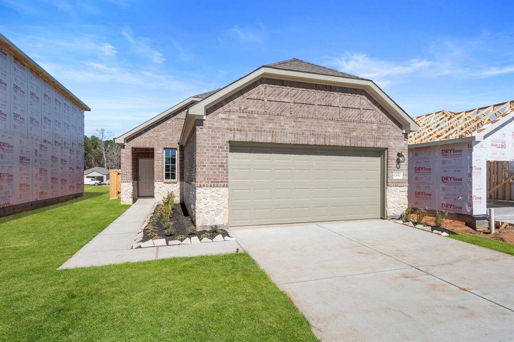 Welcome home to 12850 Lime Stone Lane located in the community of Stonebrooke and zoned to Conroe ISD.