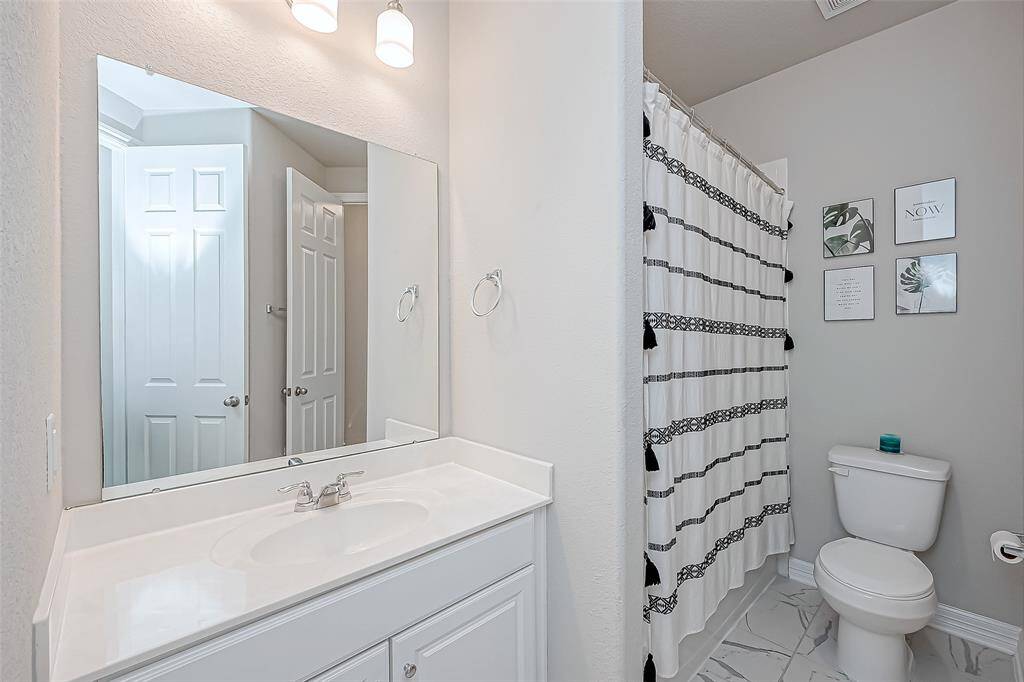 Full bathroom in between bedroom 1 and 2