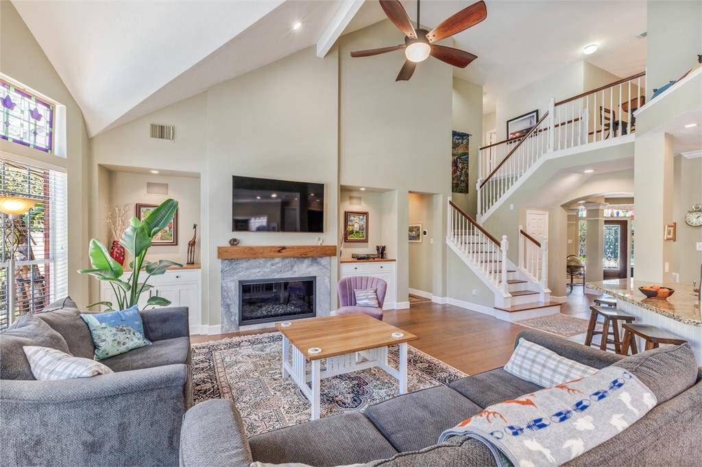 This pictures shows the beauty of this first floor.