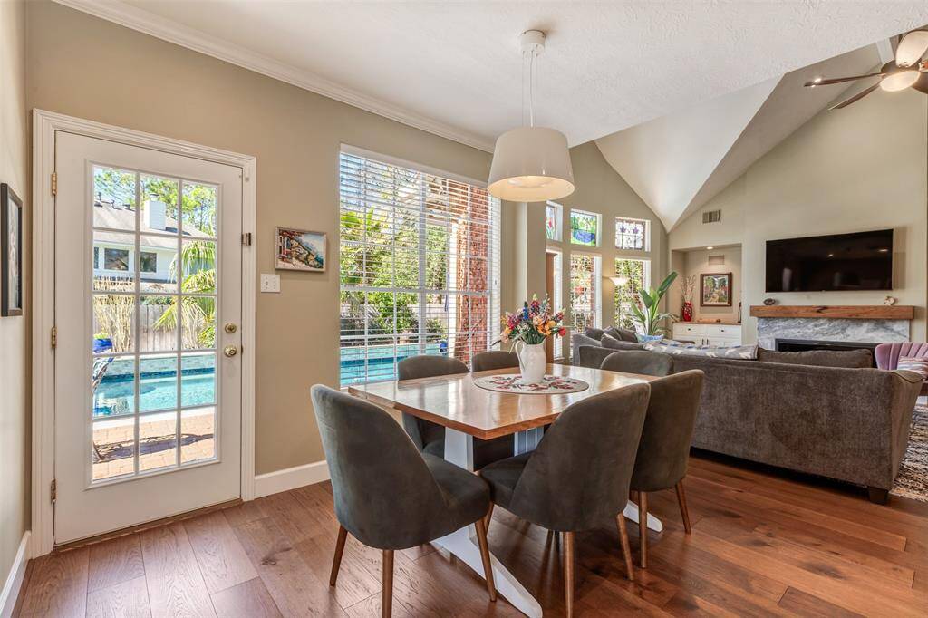 Here's a picture of the breakfast area. Conveniently located to the kitchen and living room.