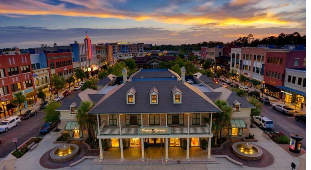 A quick drive to beautiful shopping areas and grocery stores. The Woodlands has it all.