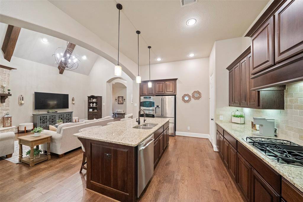 This fabulous kitchen features gas cooktop, walkin pantry, granite countertops