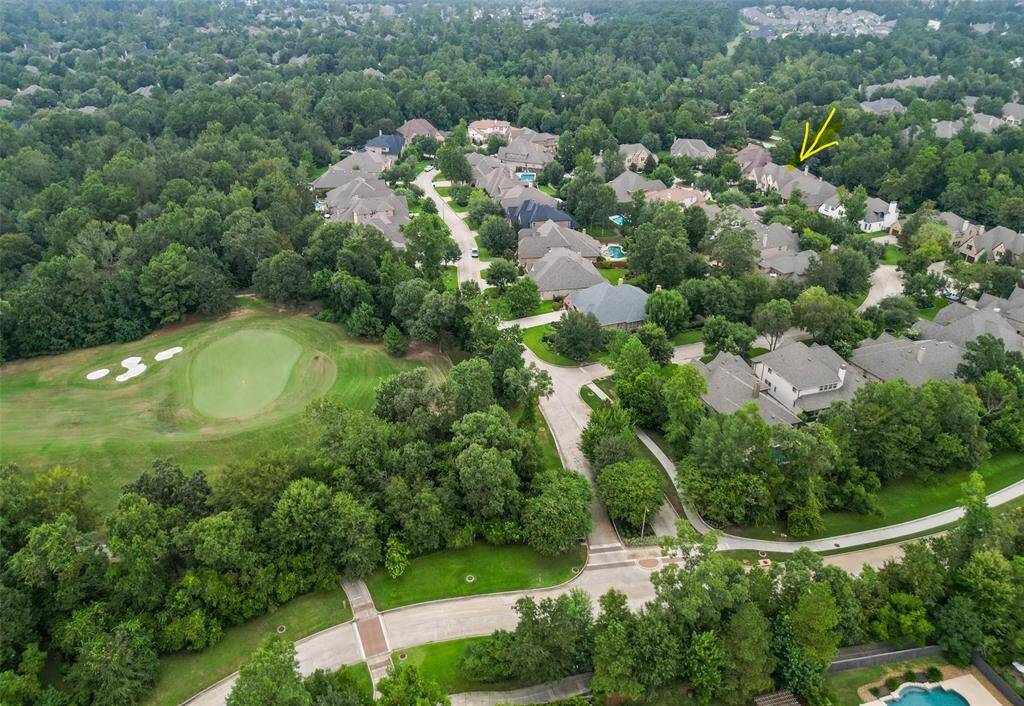 Close proximity to the golf course.