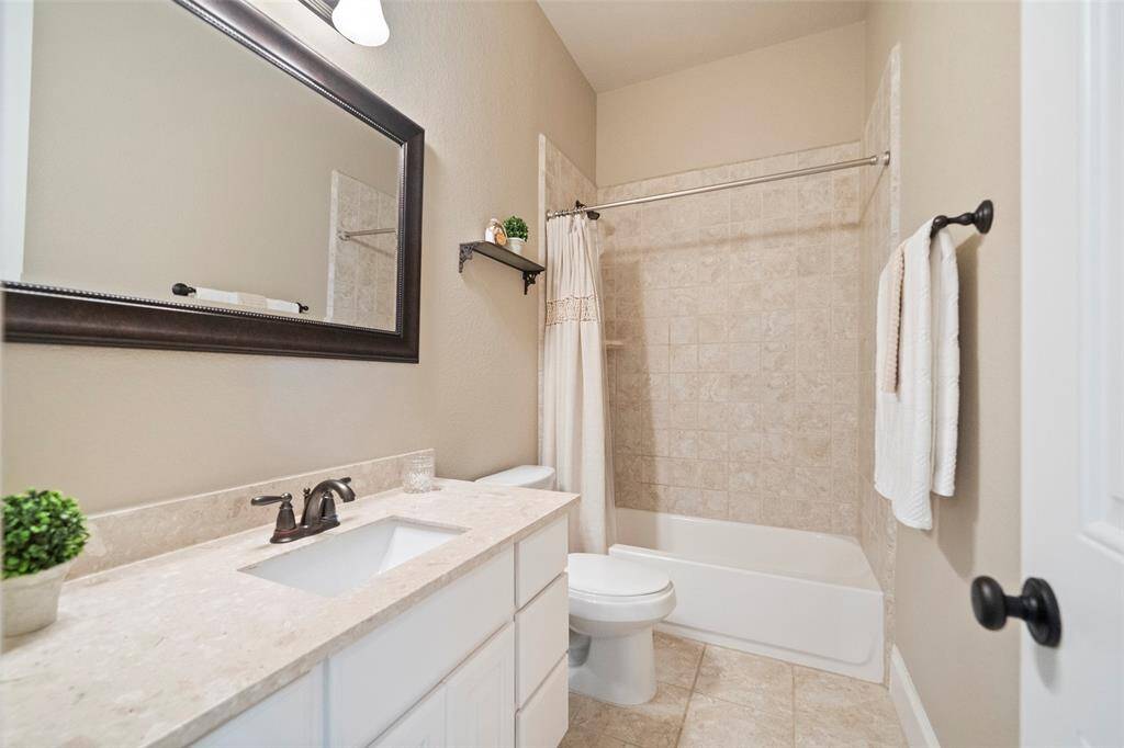 Lovely ensuite bathroom in guest bedroom