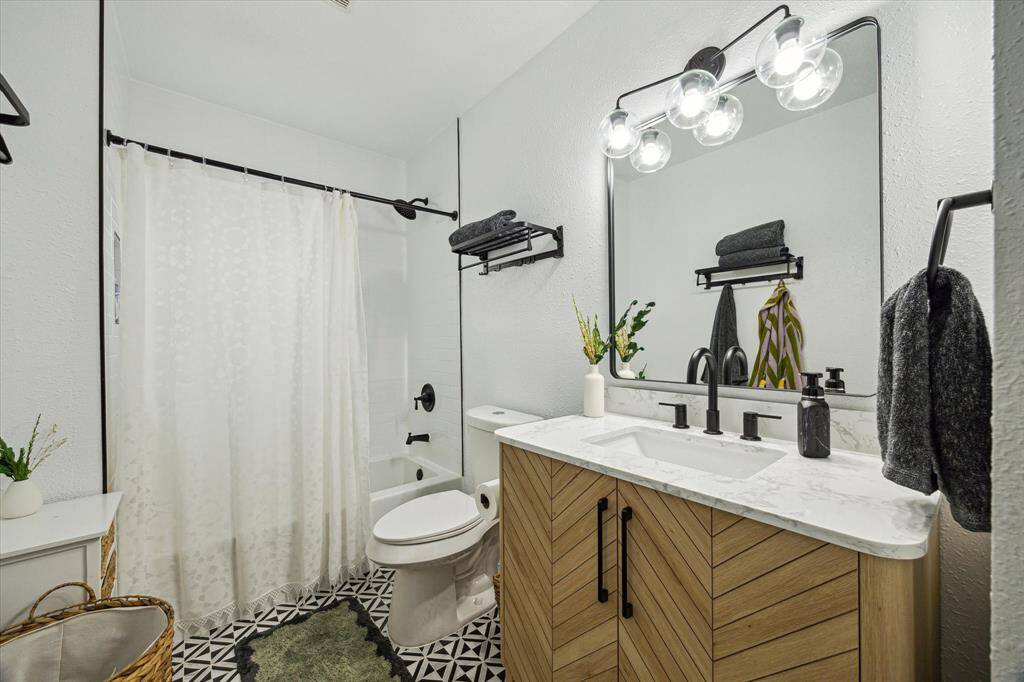 Beautifully updated secondary bathroom with a tub/shower combo.