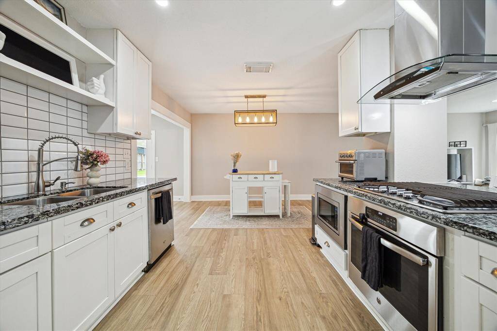 The entryway leads to the kitchen on the left.