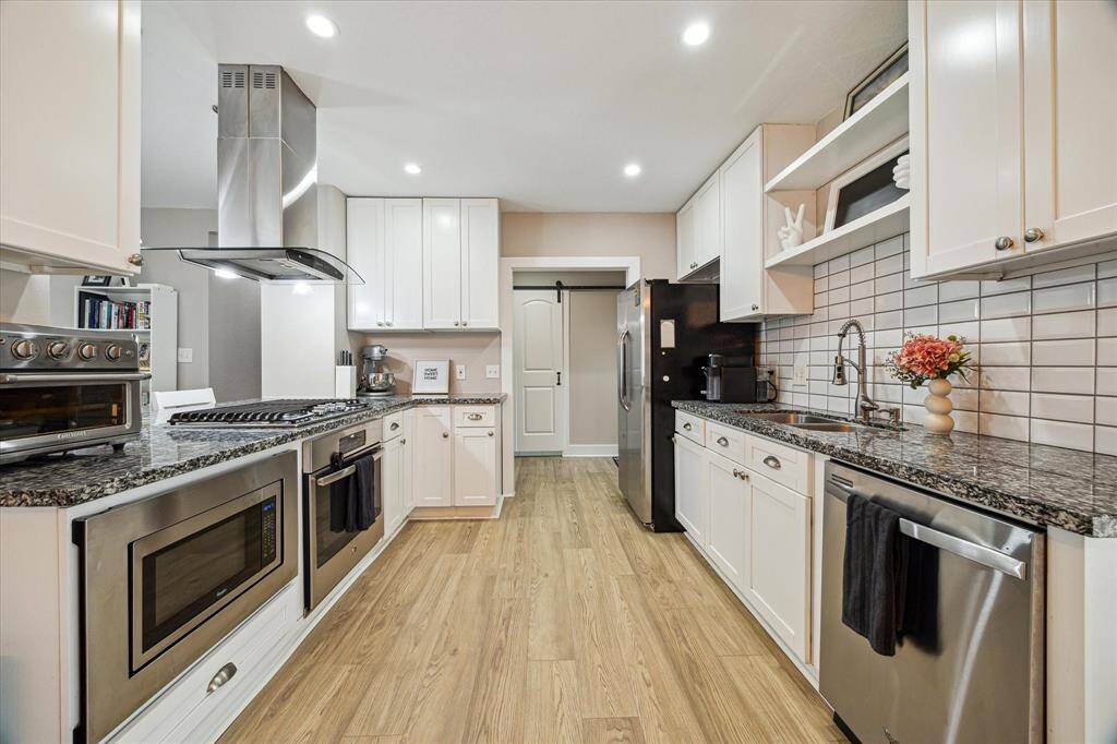 Thoughtfully updated and modern, this kitchen is perfect for any chef. It is open to the living room and a flexible breakfast nook area.
