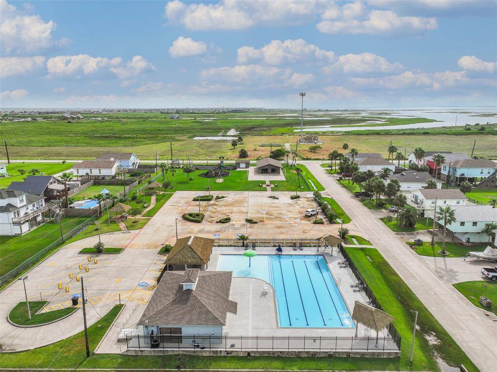 Community Pool Area is walking distance