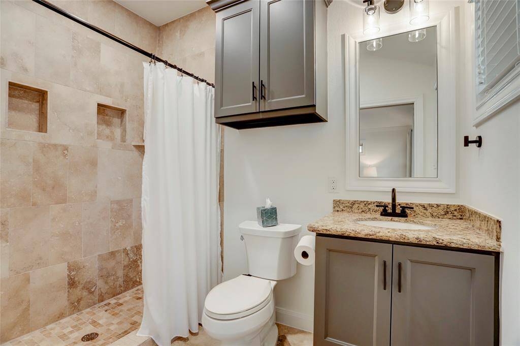 The second ensuite bathroom.