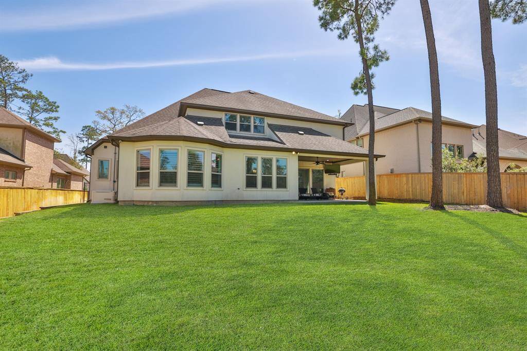 Large covered back patio for outdoor entertaining. Plenty of room for a swimming pool.