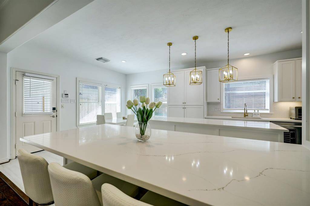 Enjoy a quick breakfast at the quartz counter breakfast bar