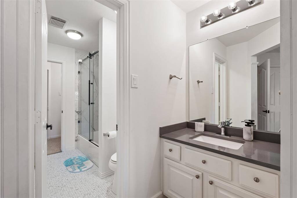 Hollywood Bath - connects bedroom #3 and #4