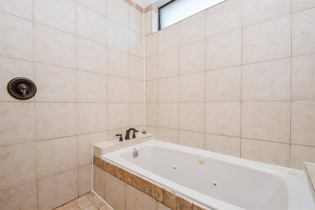 Separate tub & Jetted tub