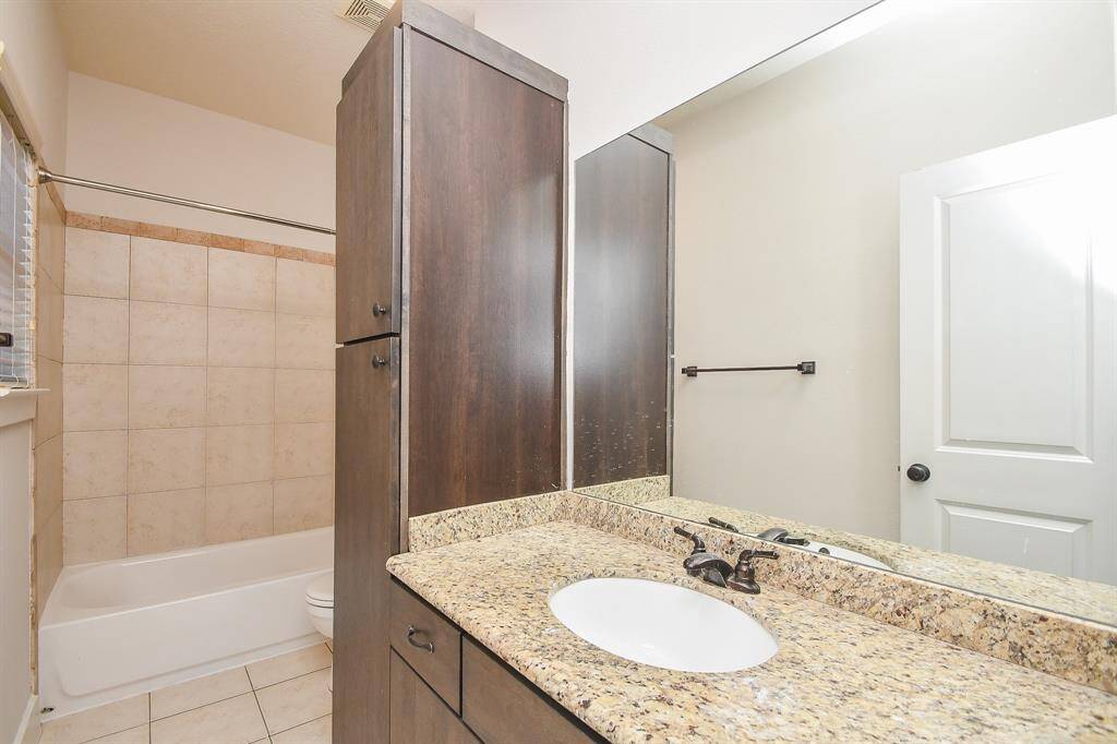 Secondary bath en-suite