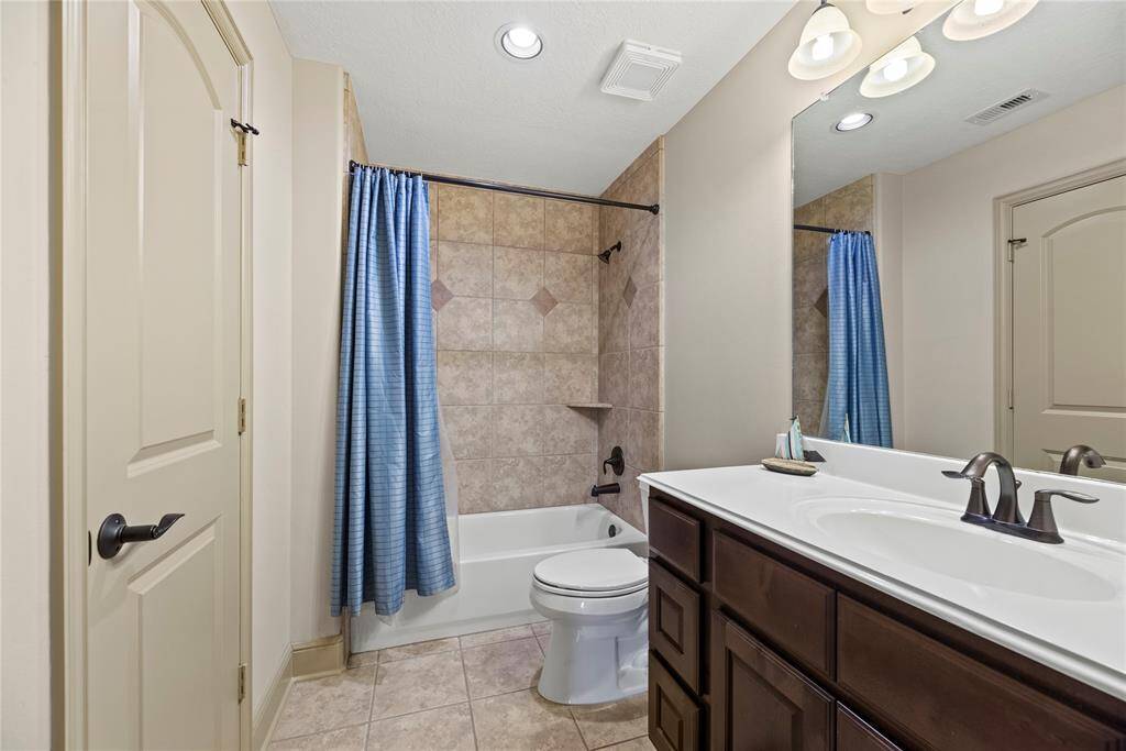 Private en-suite full bath with large vanity.