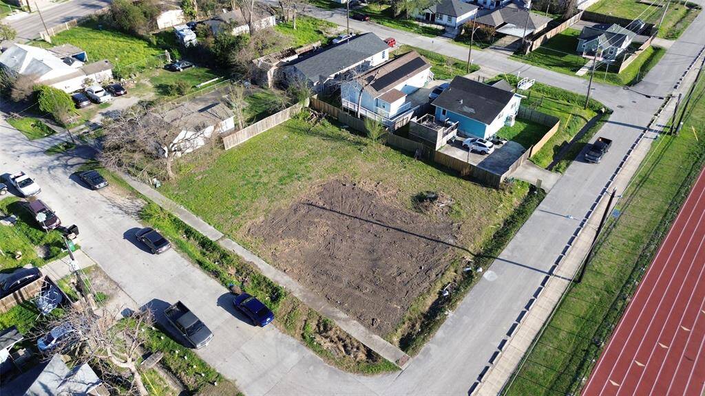 Aerial photos showcase both lots (4006 & 4008 Cortlandt St)