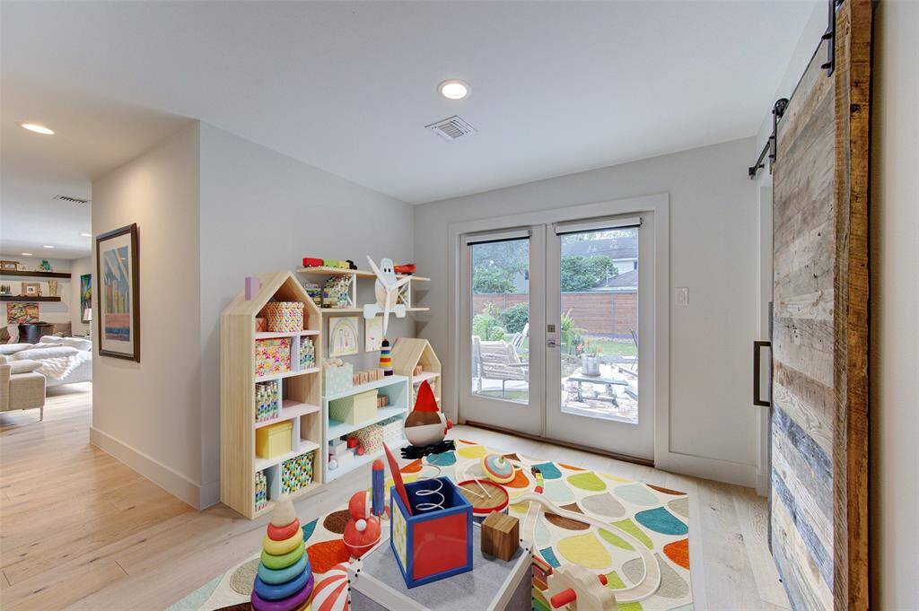 Virtual staging showing how this Breakfast room could be a great play area for small children and the Breakfast room can o in the sitting area off the kitchen.
