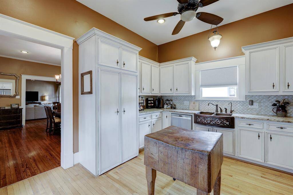 View the easy of flow from Kitchen, Dining and living areas