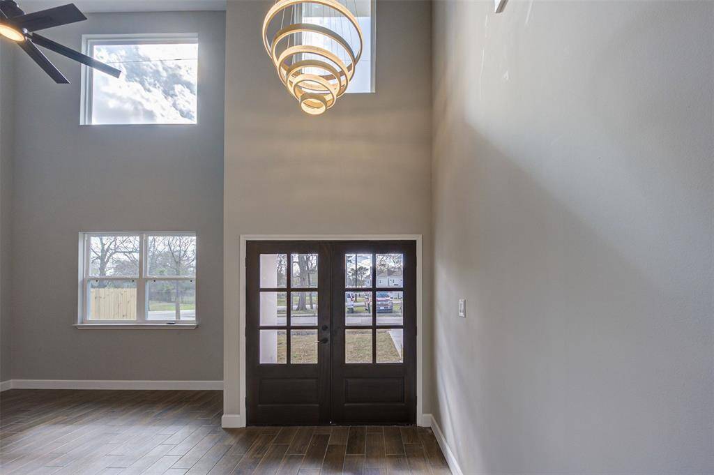 Impressive high Ceiling Foyer as you walk in!