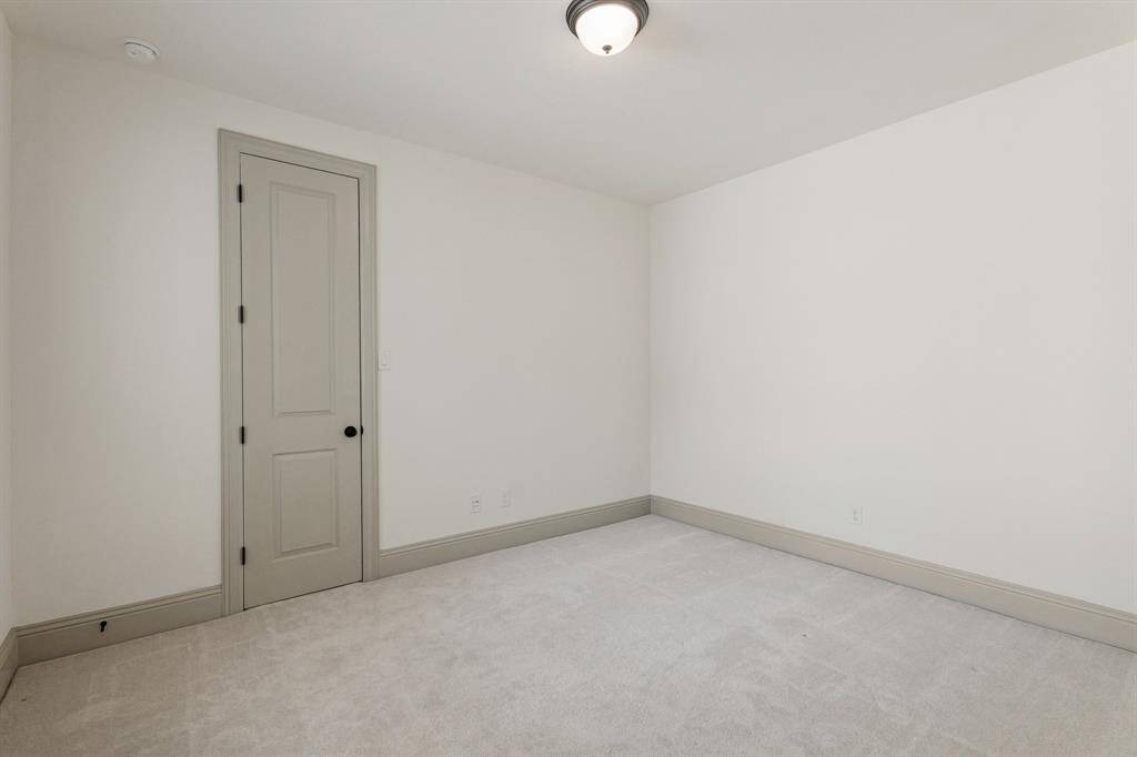 Secondary bedroom.
