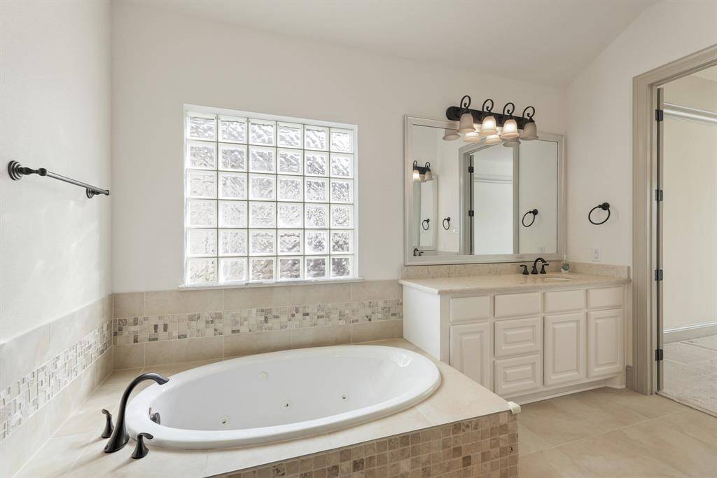 Separate garden tub and vanities!