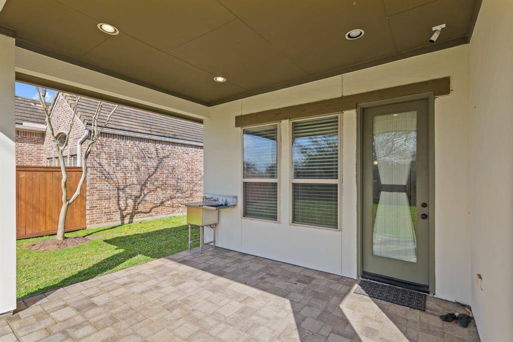 Back patio with sink!