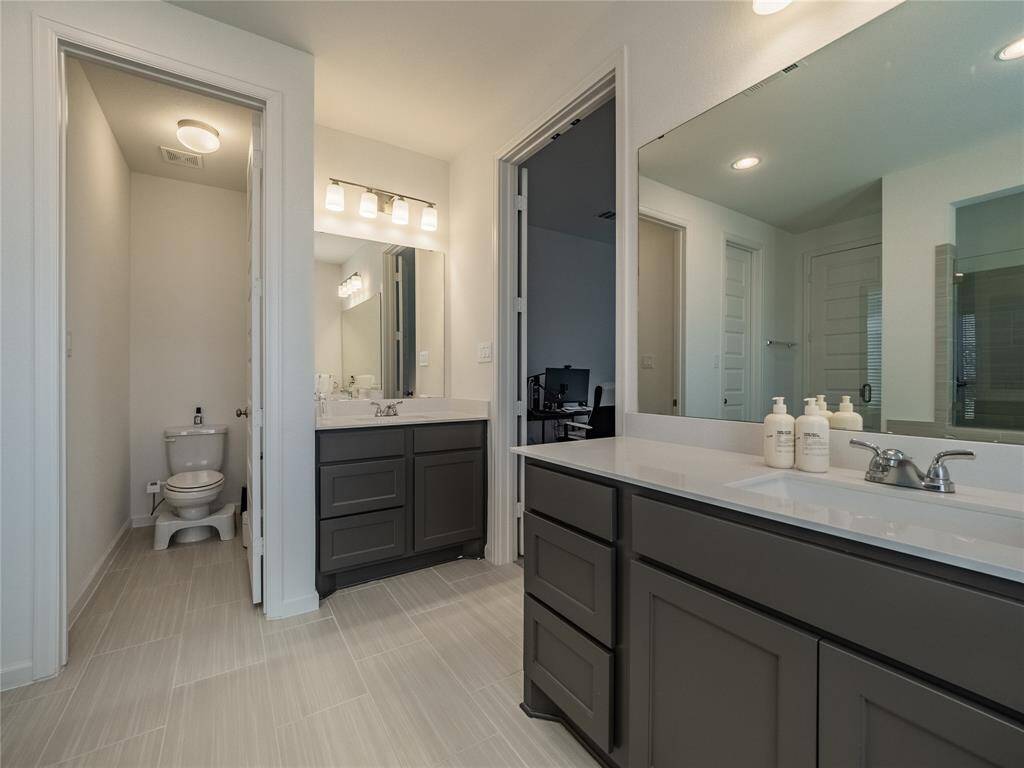 here you can see the double vanities both with great lighting
