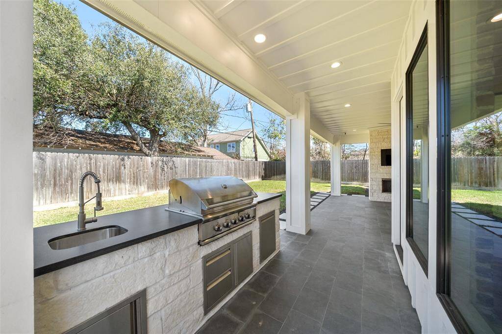 Nice outdoor kitchen with easy access to the dining room and indoor kithcen.