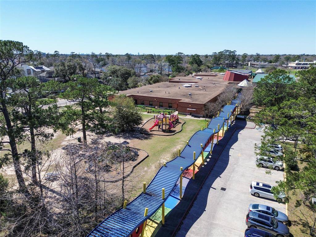 Great location within the neighborhood - walking distance to Oak Forest Elementary.