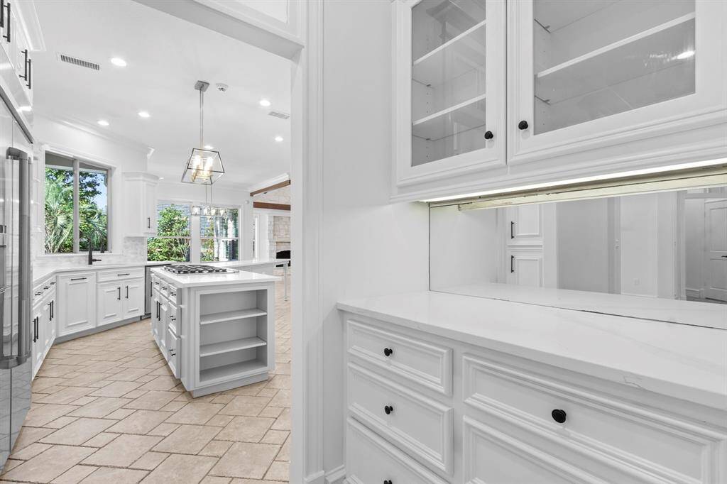 Great butlers pantry between the formal dining room and the kitchen entrance.