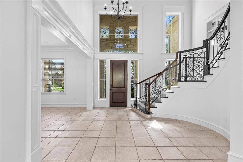 Elegant foyer area with chiseled edge porcelain tile thru out.