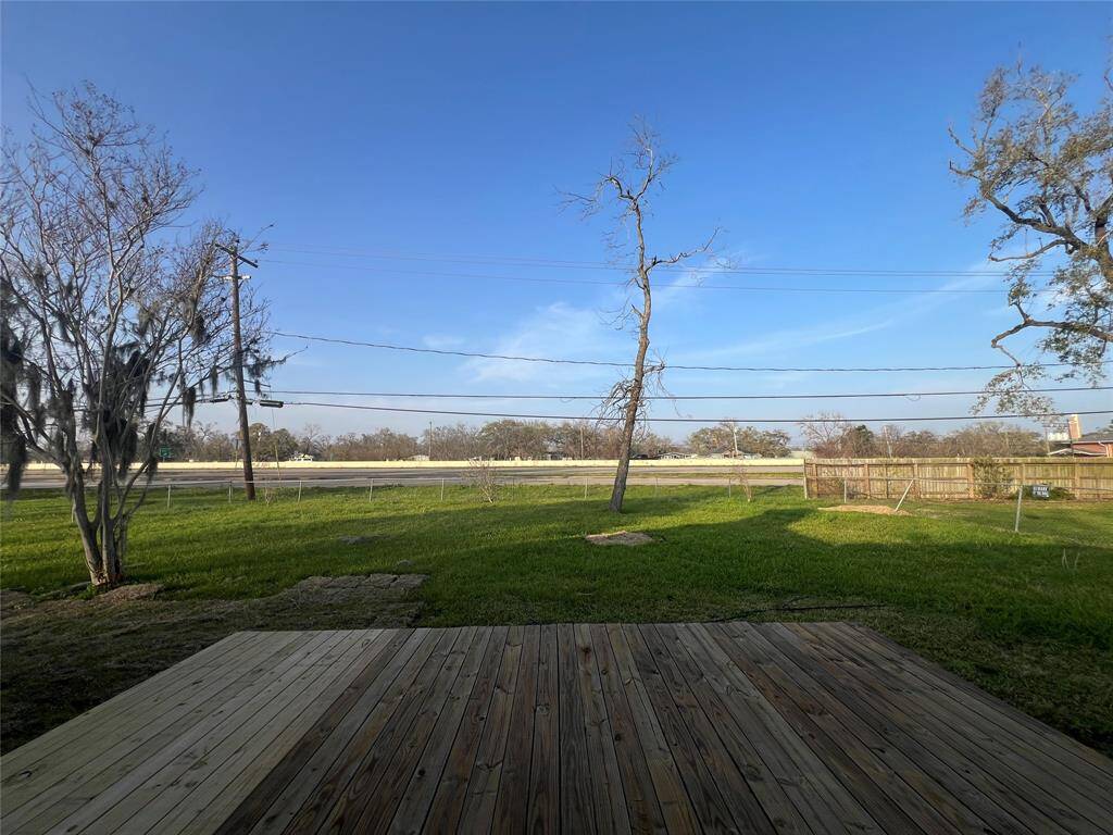 BACK PORCH & BACK YARD