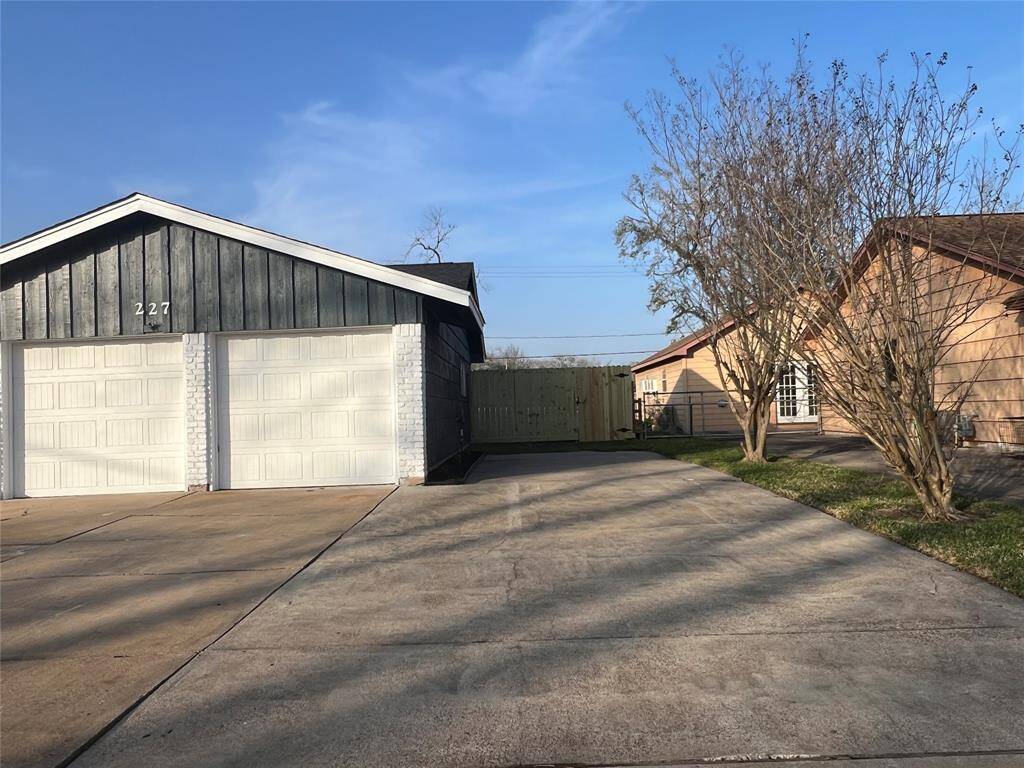 GARAGE & DRIVEWAY