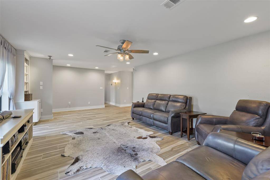Equipped with a comprehensive Nest system, this home ensures top-notch smoke and carbon monoxide protection.
