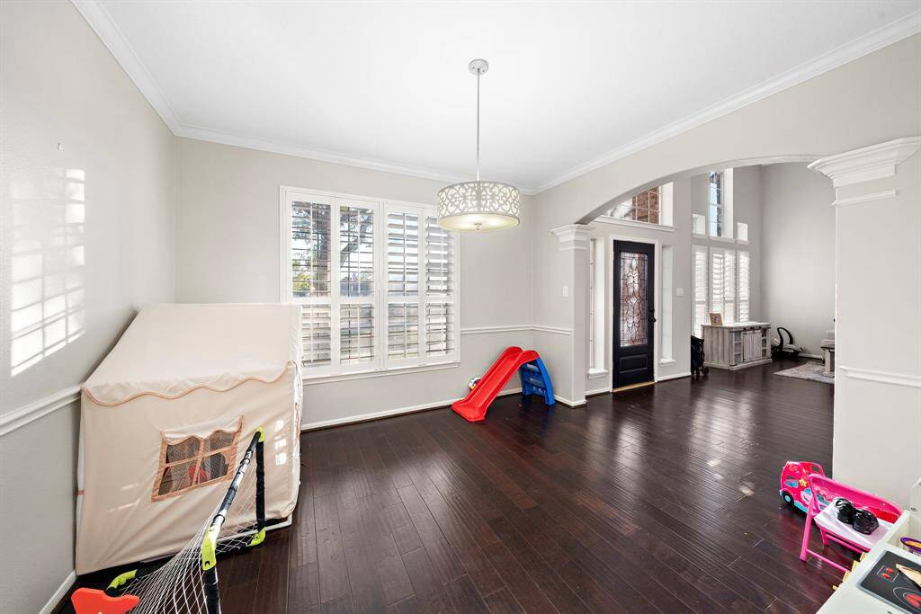 An inviting space with endless possibilities, this room offers bright lighting and a seamless transition to the main living areas. It’s an ideal spot for family activities.