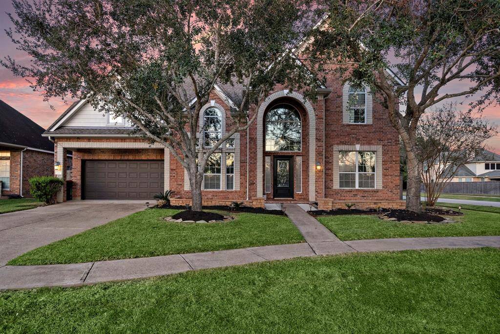 Located in the highly sought-after Sienna community, this home offers unmatched access to world-class amenities, including pools, parks, trails, and a golf course. The grand curb appeal is complemented by mature trees and a meticulously maintained landscape, welcoming you to an open floor plan designed for comfort and style. With its prime location near shopping, dining, and Fort Bend ISD schools, this home is a true gem!