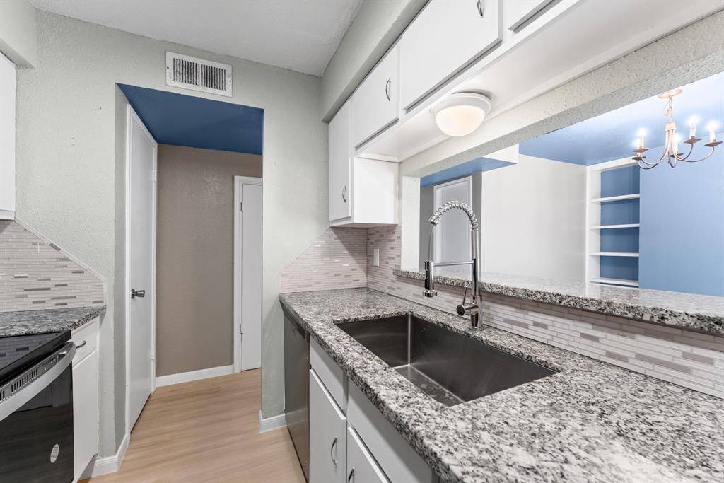 Chic & convenient! The undermount sink and industrial-style pull-down faucet add a modern touch, while the pass-through keeps the space open and airy.