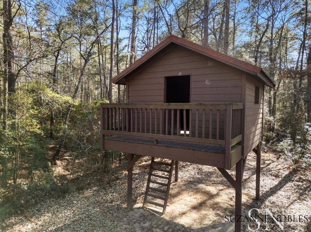 Treehouse surrounded by the beautiful forest!