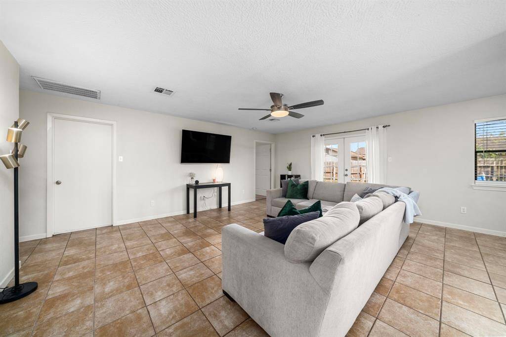 Nice sized living space that can accommodate a large sectional.