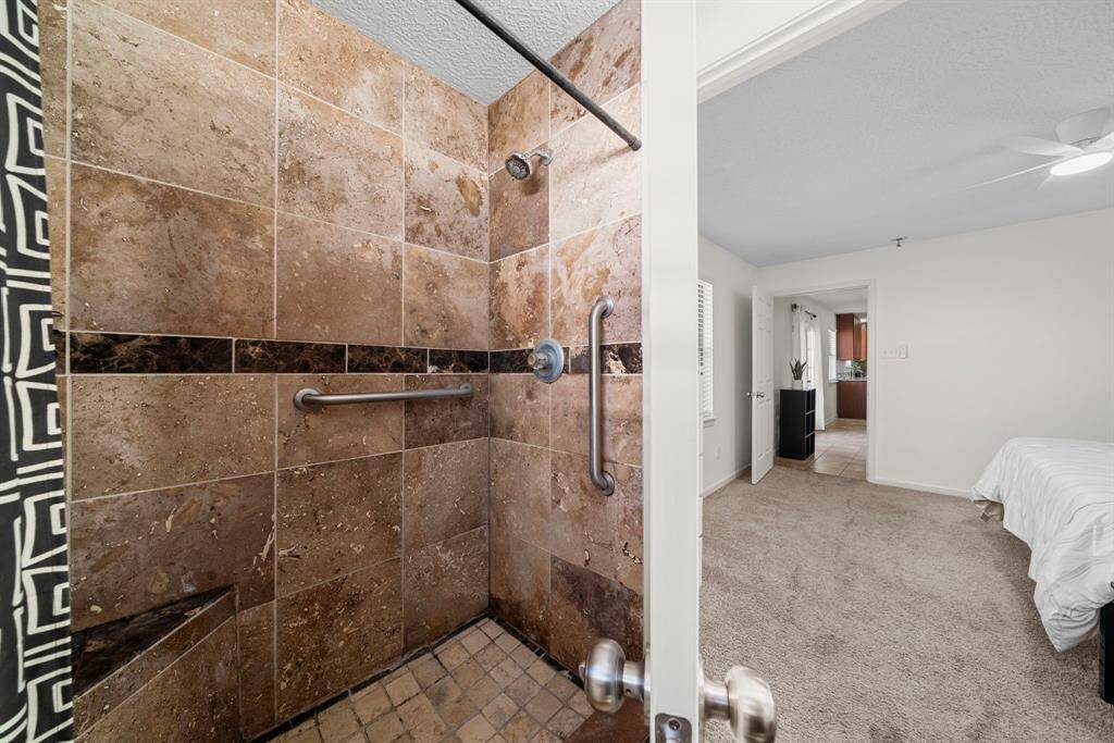 Travertine tile in the en suite bathroom