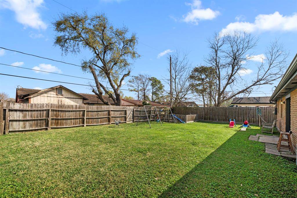 Spacious backyard, playset can stay!